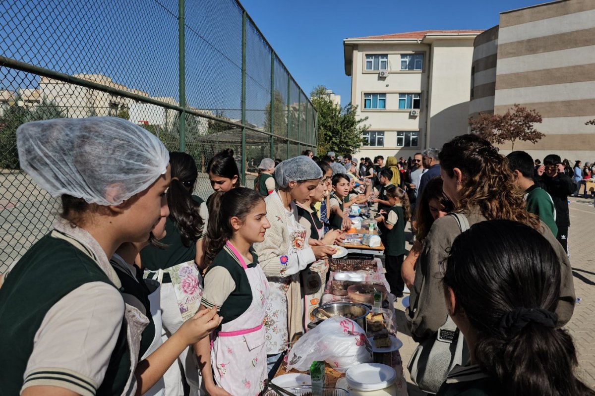 Mardin’de ortaokul öğrencilerden Gazze yararına kermes
