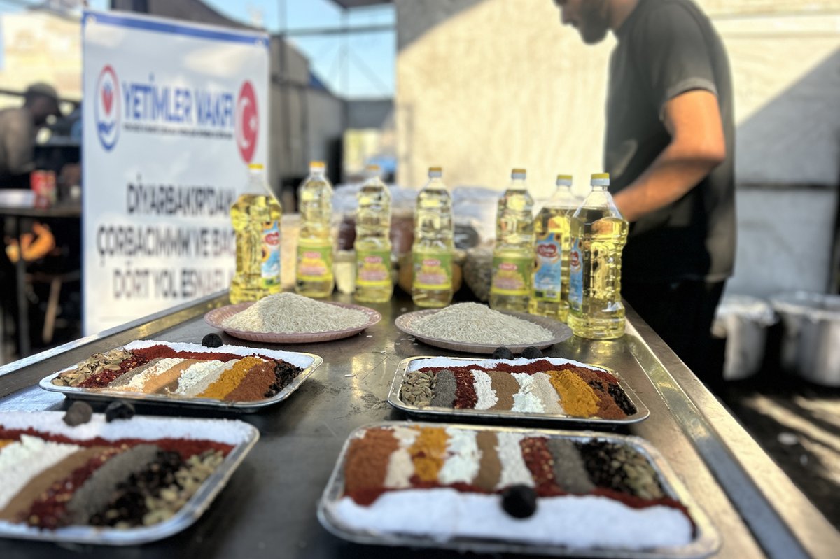 Yetimler Vakfı Gazze'de her gün sıcak yemek dağıtımında bulunuyor