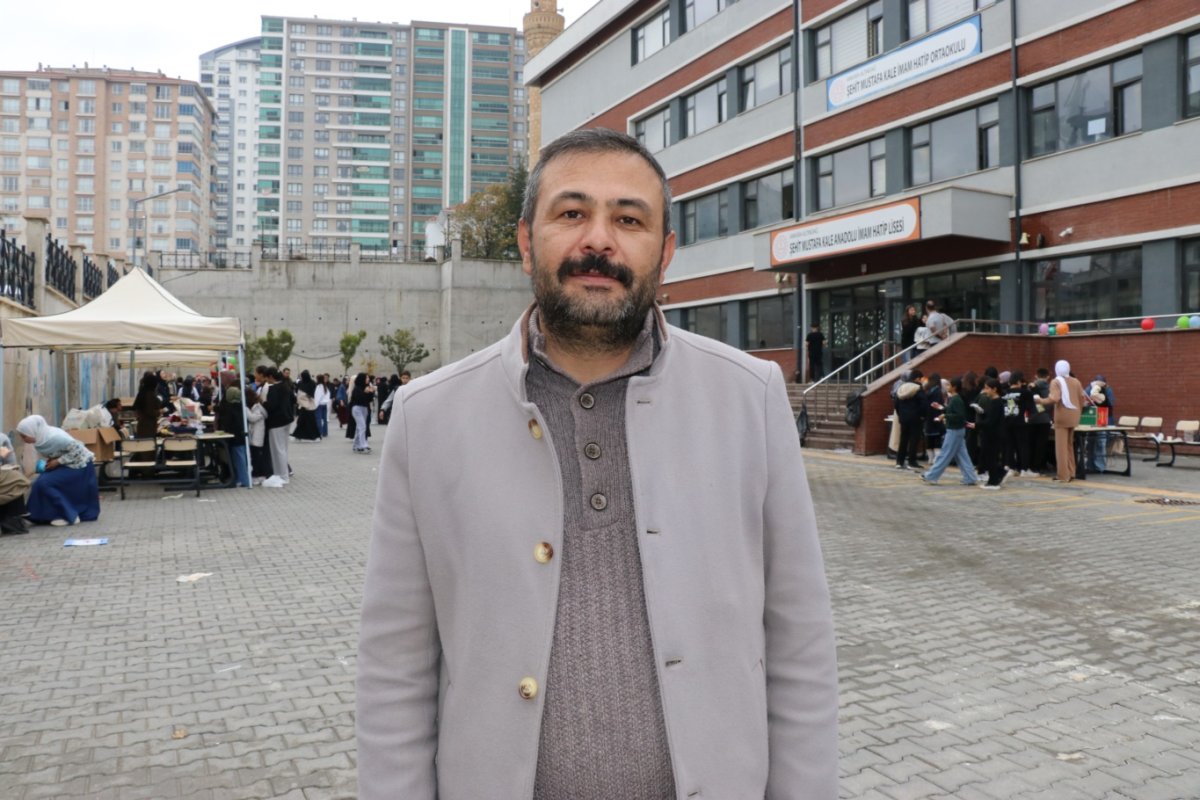 Ankara'da imam hatip öğrencileri Gazze için kermeste el ele verdi