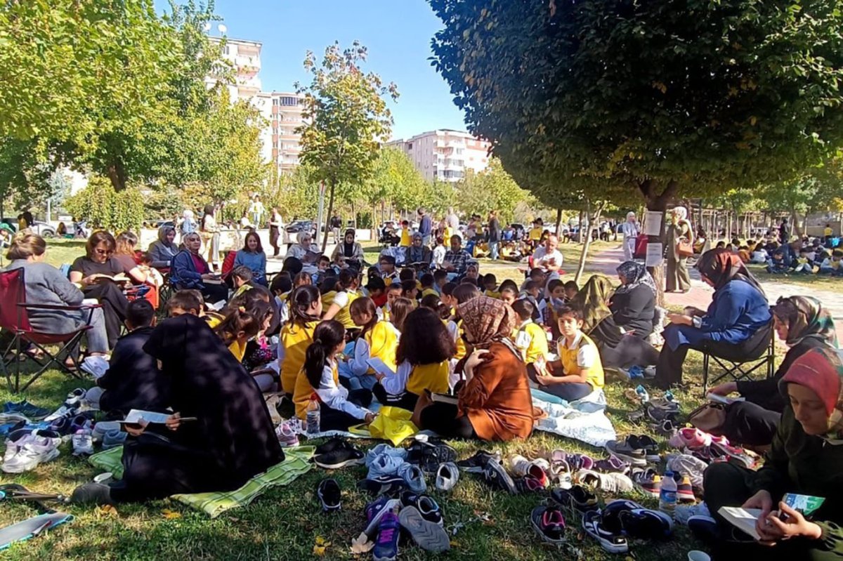 Batman'da ilkokuldan "Aile Yılı"na özel okuma etkinliği