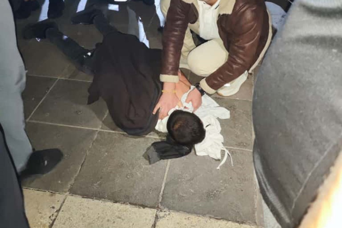 Sinir krizi geçiren şahıs çevredekilere saldırdı: 1 yaralı
