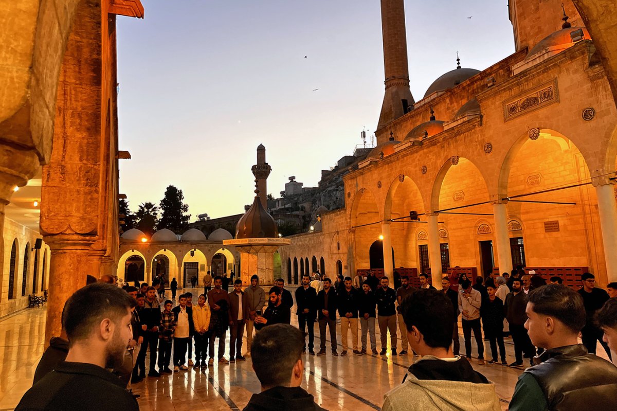 Şanlıurfa'da gençler sabah namazında buluştu
