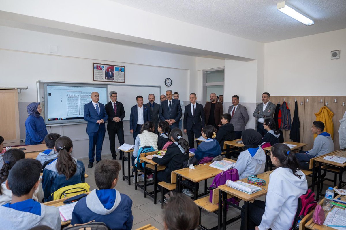 Büyükşehir Belediye Başkanı Er, Mevlâna Ortaokulu öğrencileriyle bir araya geldi