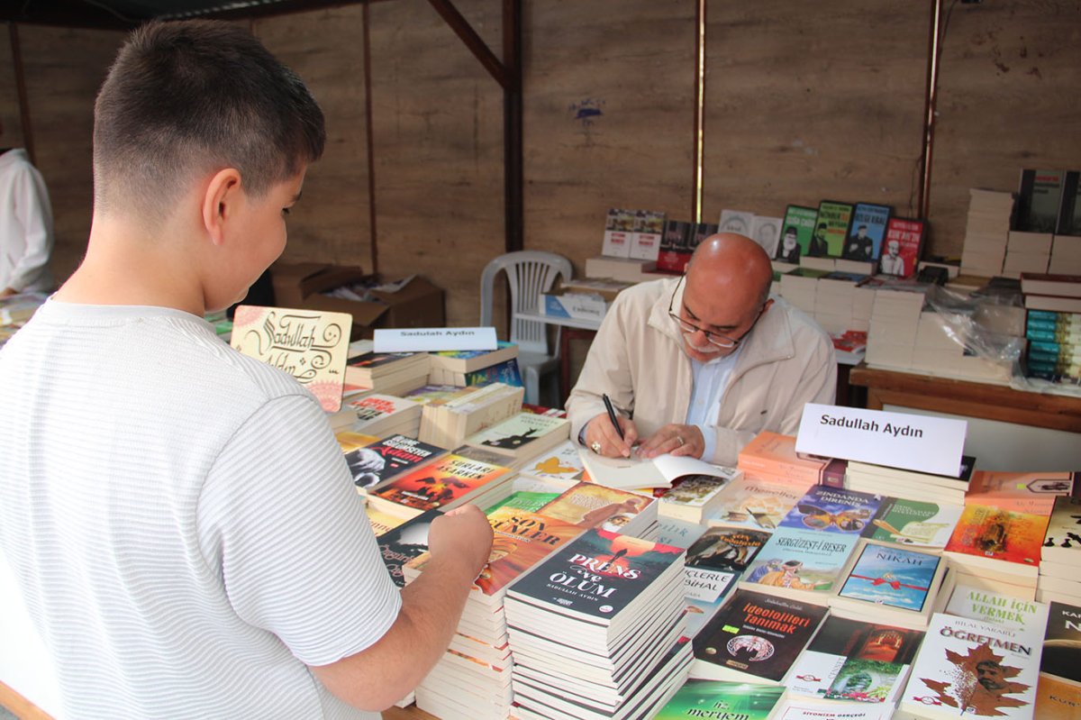 Yazar Aydın: Kitap, bilgiye giden köprüdür