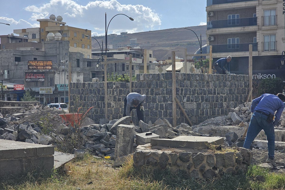 Yıkılan tarihi yapı yeniden yapılmaya başlandı