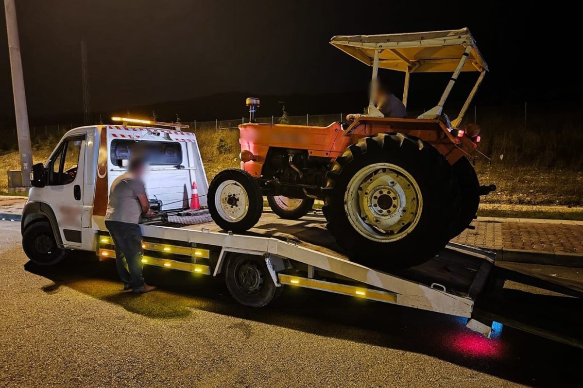 Otoyolda traktörle seyreden sürücüye ceza: Traktör trafikten men edildi