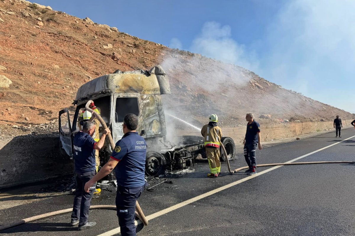 Şırnak’ta yanan tır kullanılamaz hale geldi