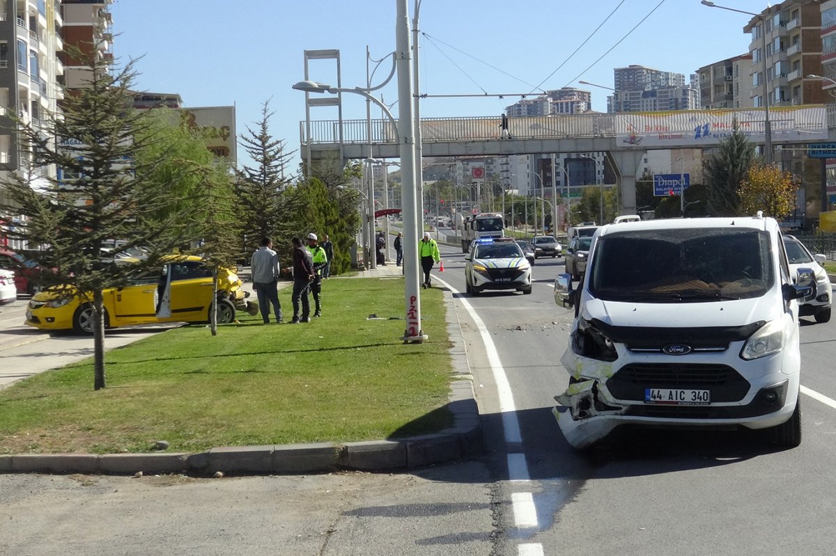 Transit ticari taksiye çarptı: Bir yaralı