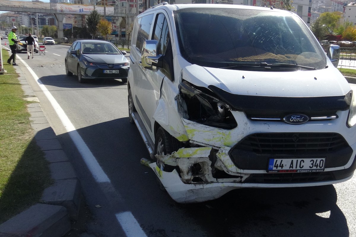 Transit ticari taksiye çarptı: Bir yaralı