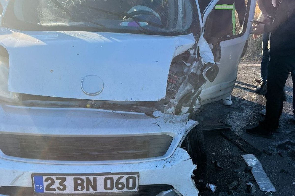 Elazığ’da iki hafif ticari araç çarpıştı: 1 yaralı