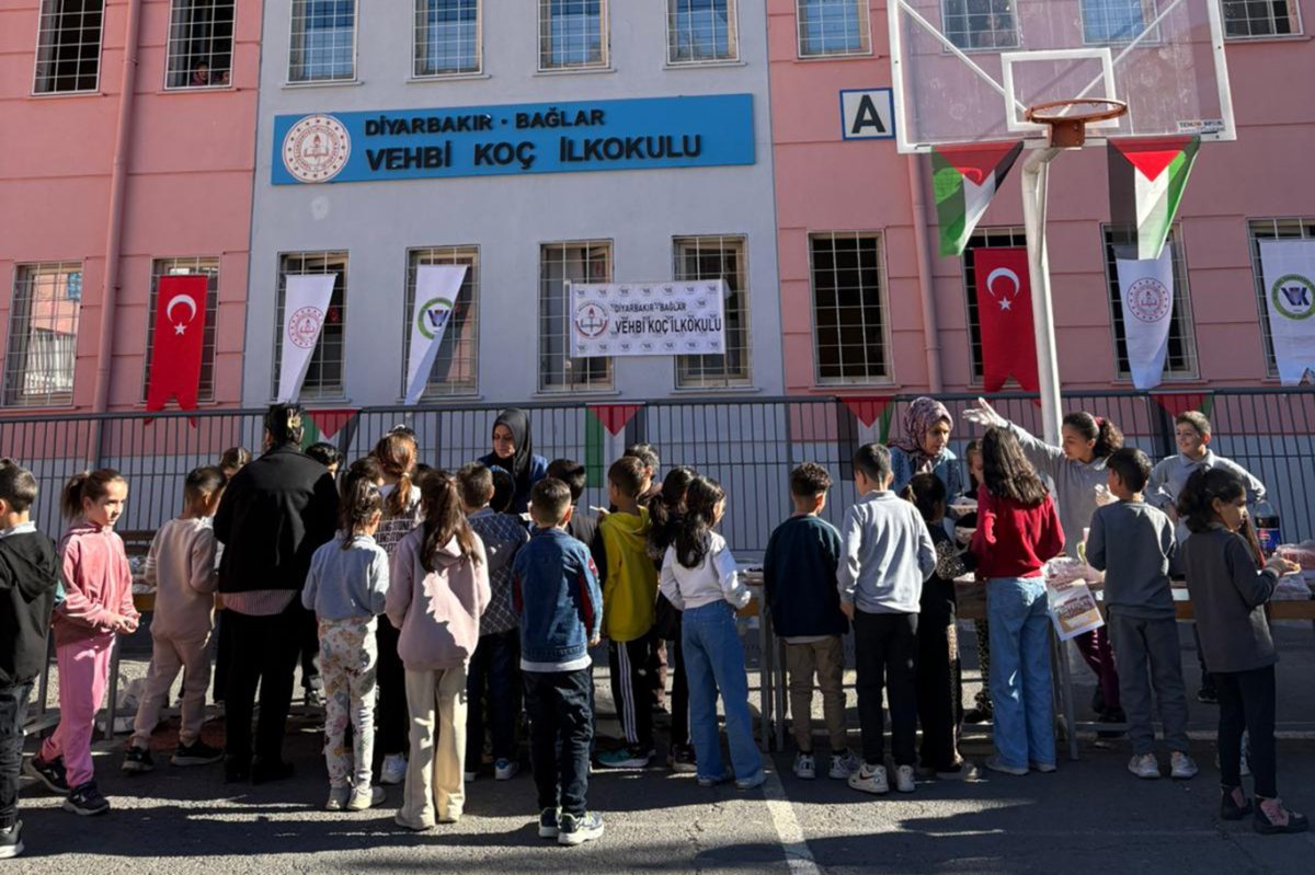 Okullarda Gazze yararına kermesler devam ediyor