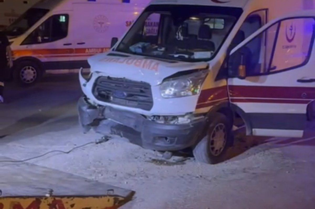 Mardin’de hasta vakasına giden ambulans otomobille çarpıştı