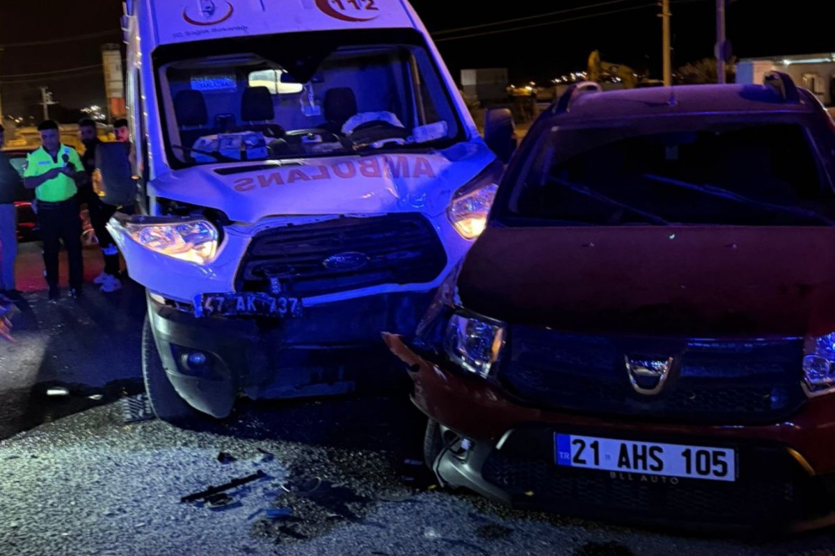 Mardin’de hasta vakasına giden ambulans otomobille çarpıştı