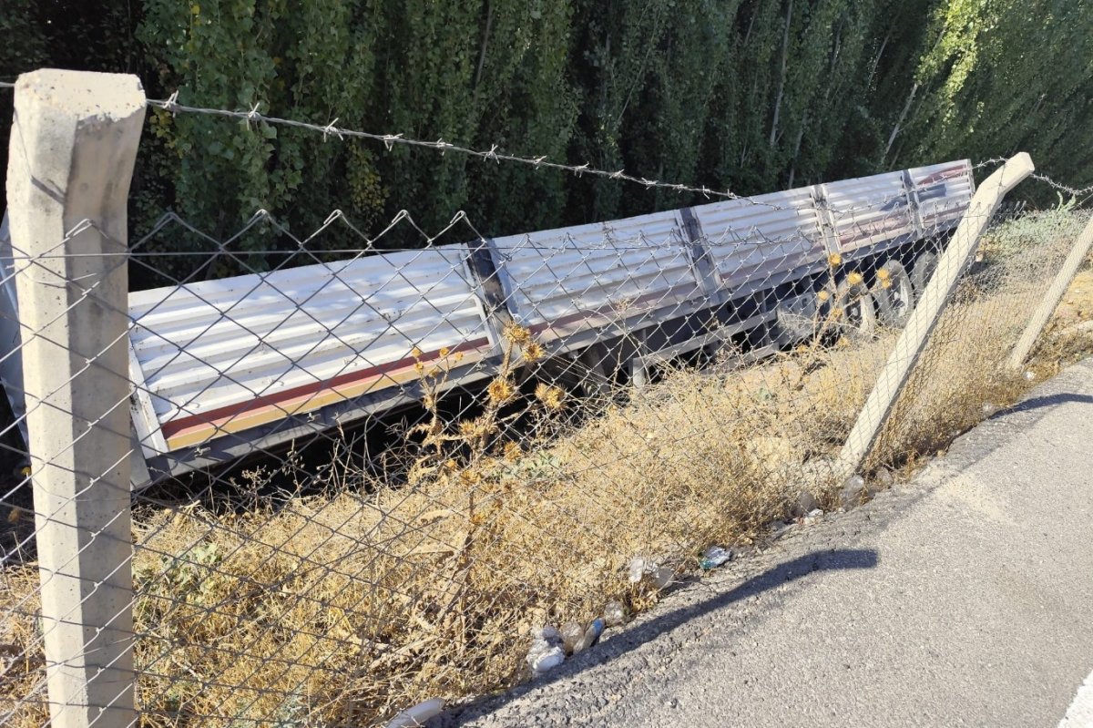 Mardin’de seyir halindeki tır’ın dorsesi çıkarak uçuruma yuvarlandı