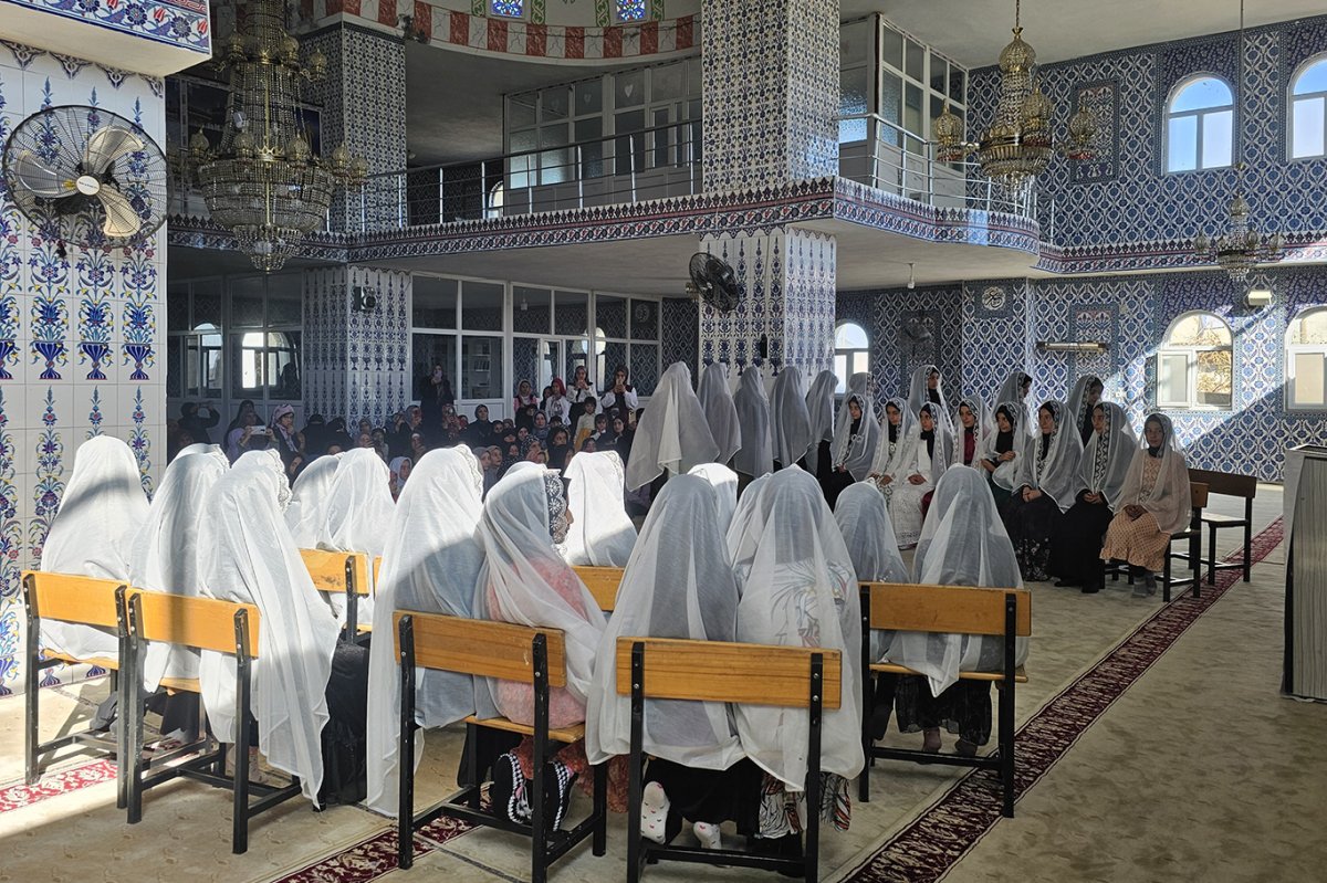 "Niyet ettim tesettüre Emrin başım üstüne" programı ile onlarca genç kız tesettürle tanıştı