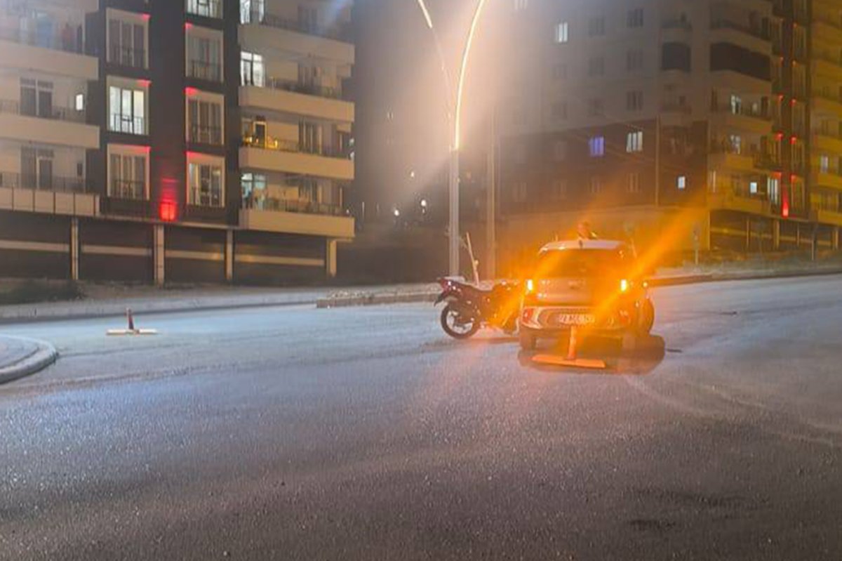 Asfaltın çökmesi sonucu oluşan çukur kazaya yol açtı