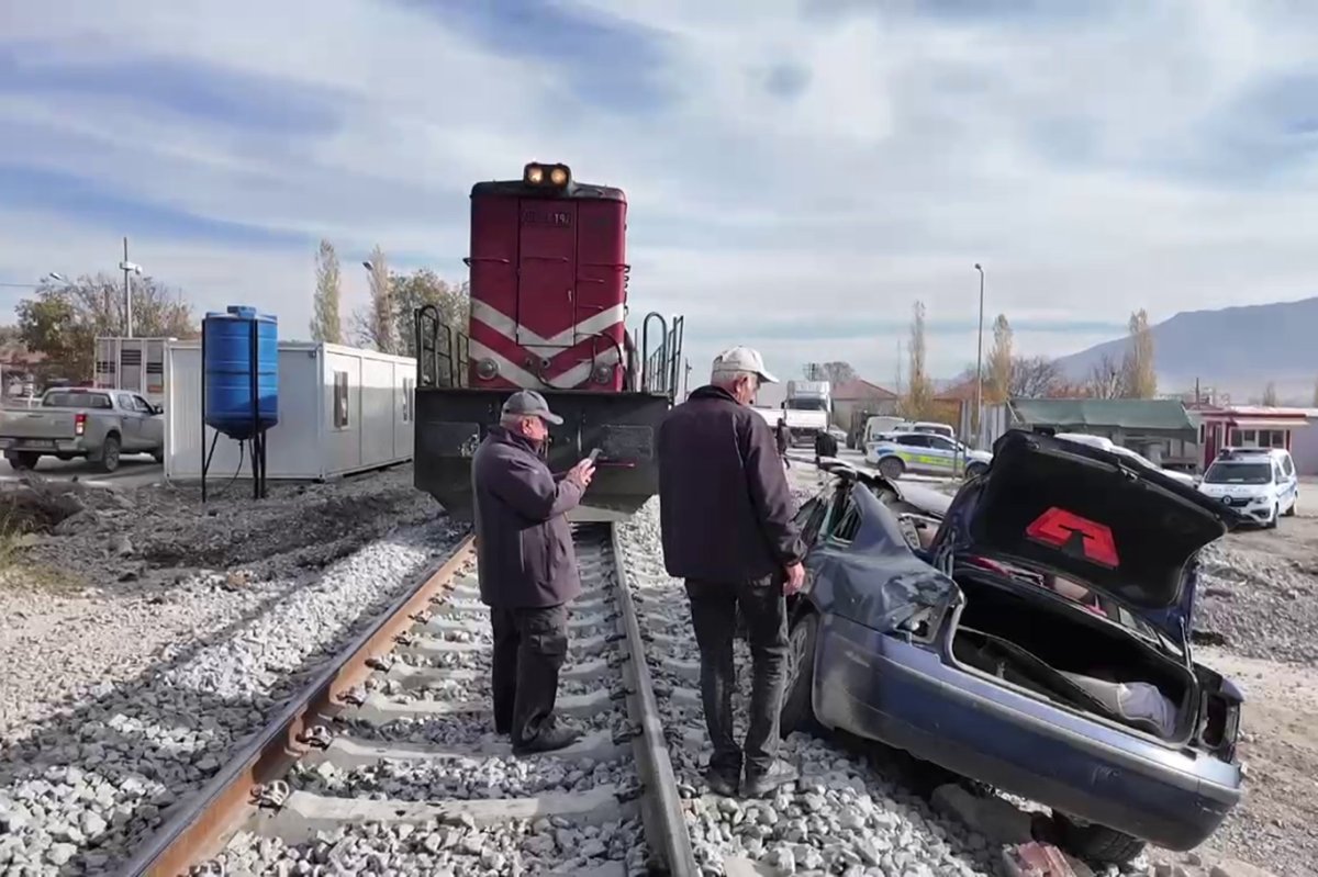 Malatya'da tren otomobile çarptı