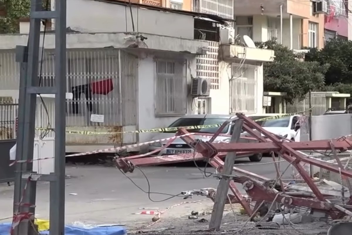 Adana'da iskele çöktü: Bir işçi öldü, biri ağır yaralandı