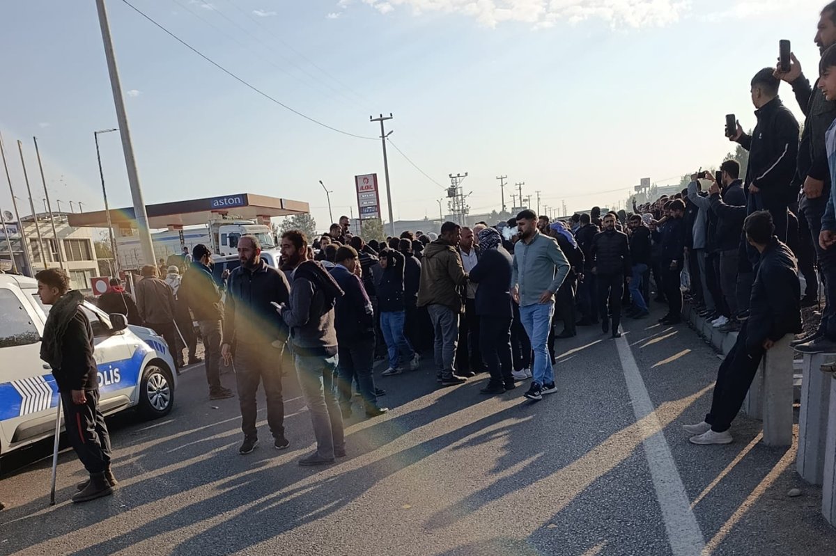 Besiciler, hayvan pazarının açılması talebiyle yol kapattı
