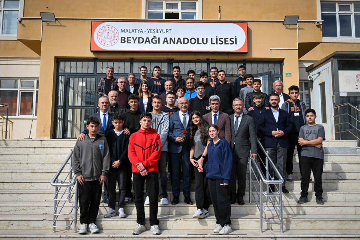 Büyükşehir Belediye Başkanı Er: Türkiye'nin geleceği gençlerle şekillenecek