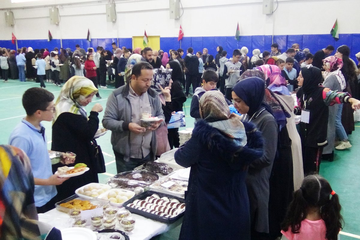 İmam hatip lisesinin Gazze için açtığı hayır çarşısına yoğun ilgi