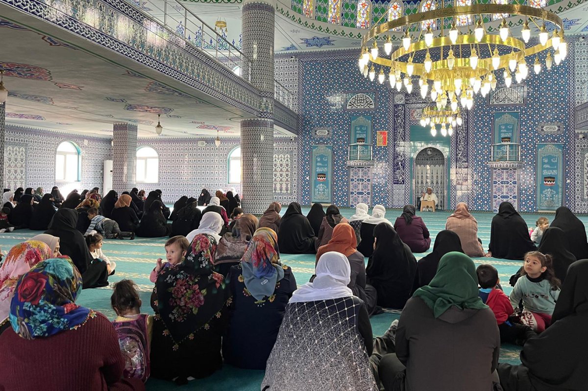 Batman'daki camide bu hafta çocuk terbiyesi konusu ele alındı