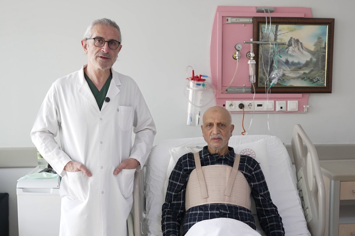 Kalbinde tümör ve damarlarında tıkanıklık bulunan hasta tek seansta başarıyla ameliyat edildi