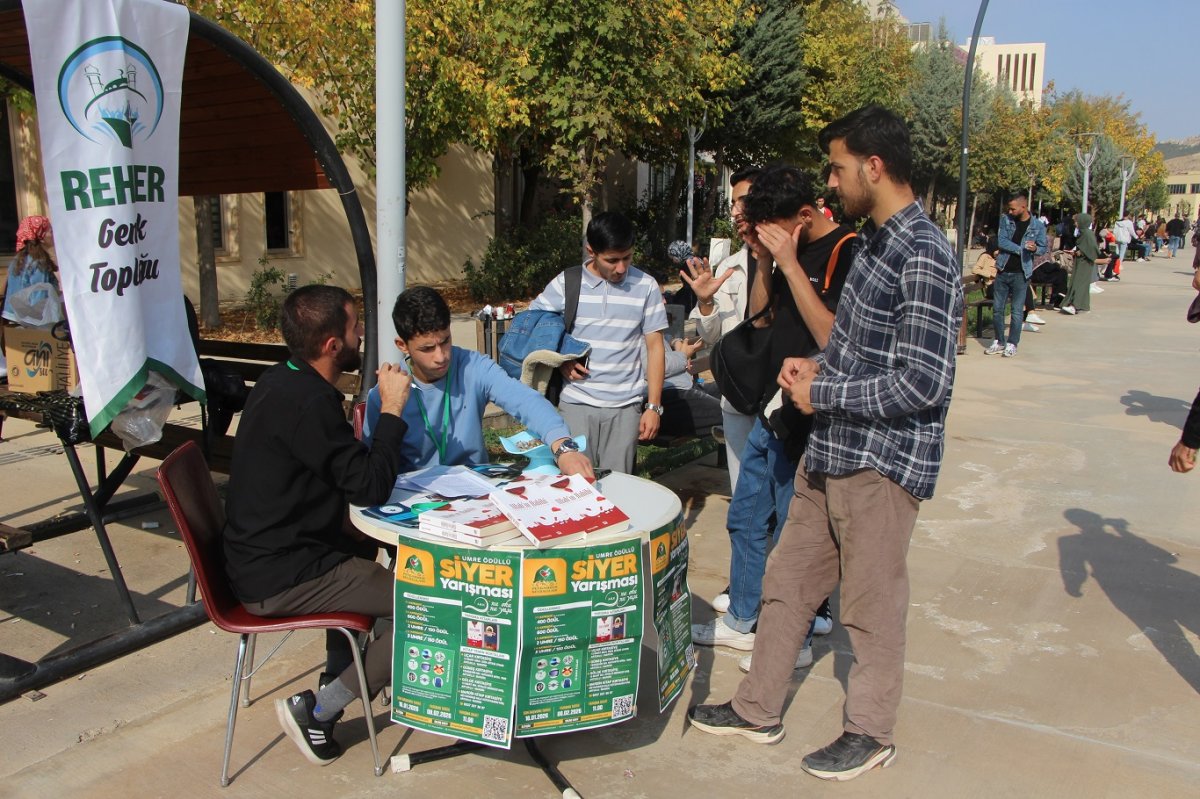 Rehber Gençlik Topluluğu tarafından Artuklu Üniversitesinde siyer sınavı standı kuruldu