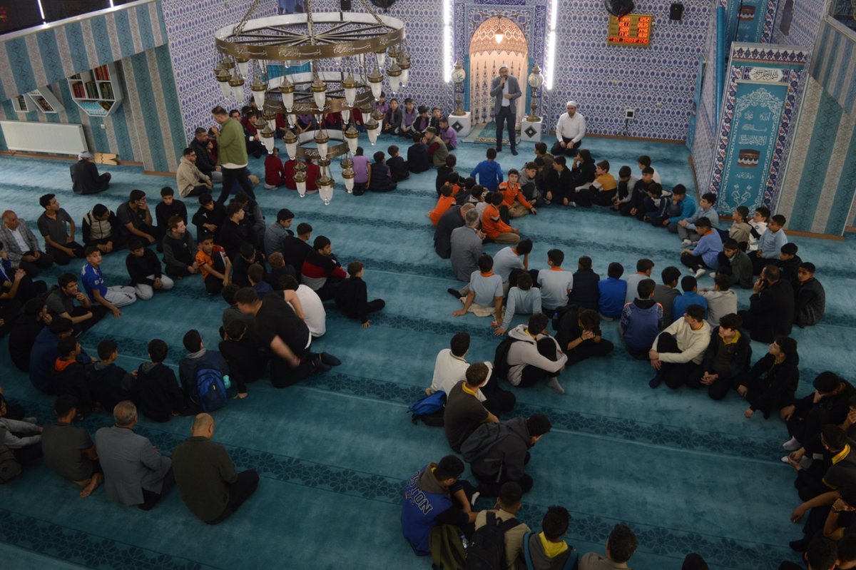 Gençler camiyle buluştu: Namaz dinimizin direğidir