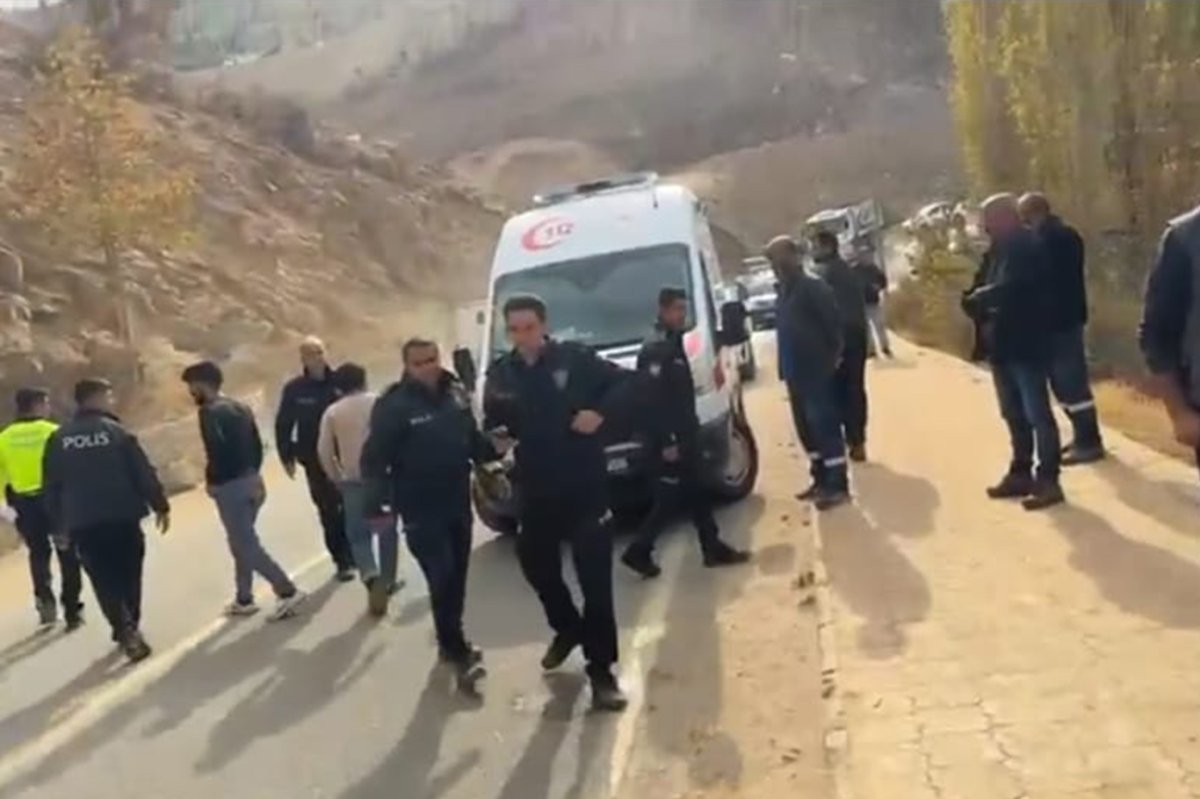 Minibüs şarampole yuvarlandı: 3 yaralı