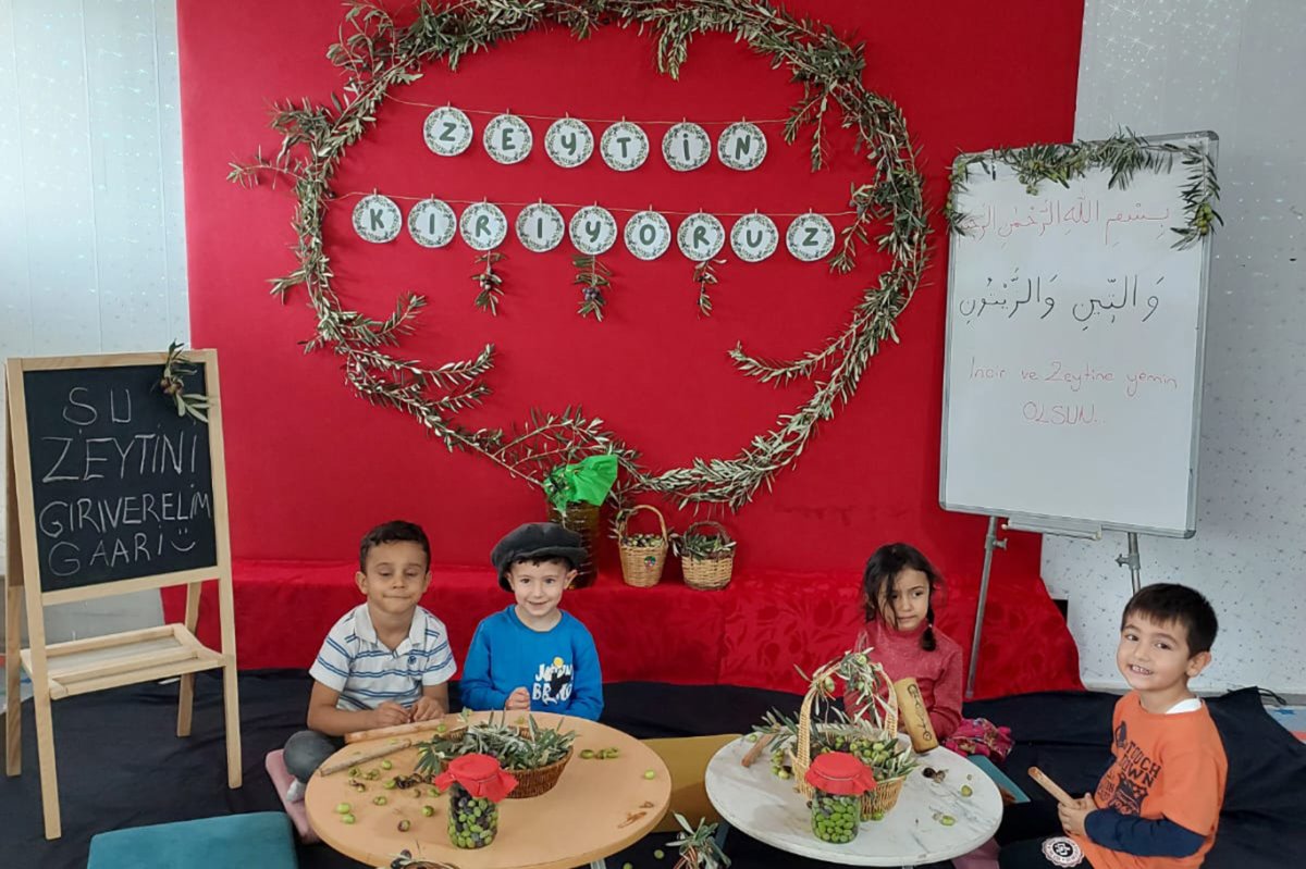 Miniklerden zeytin kırma etkinliği