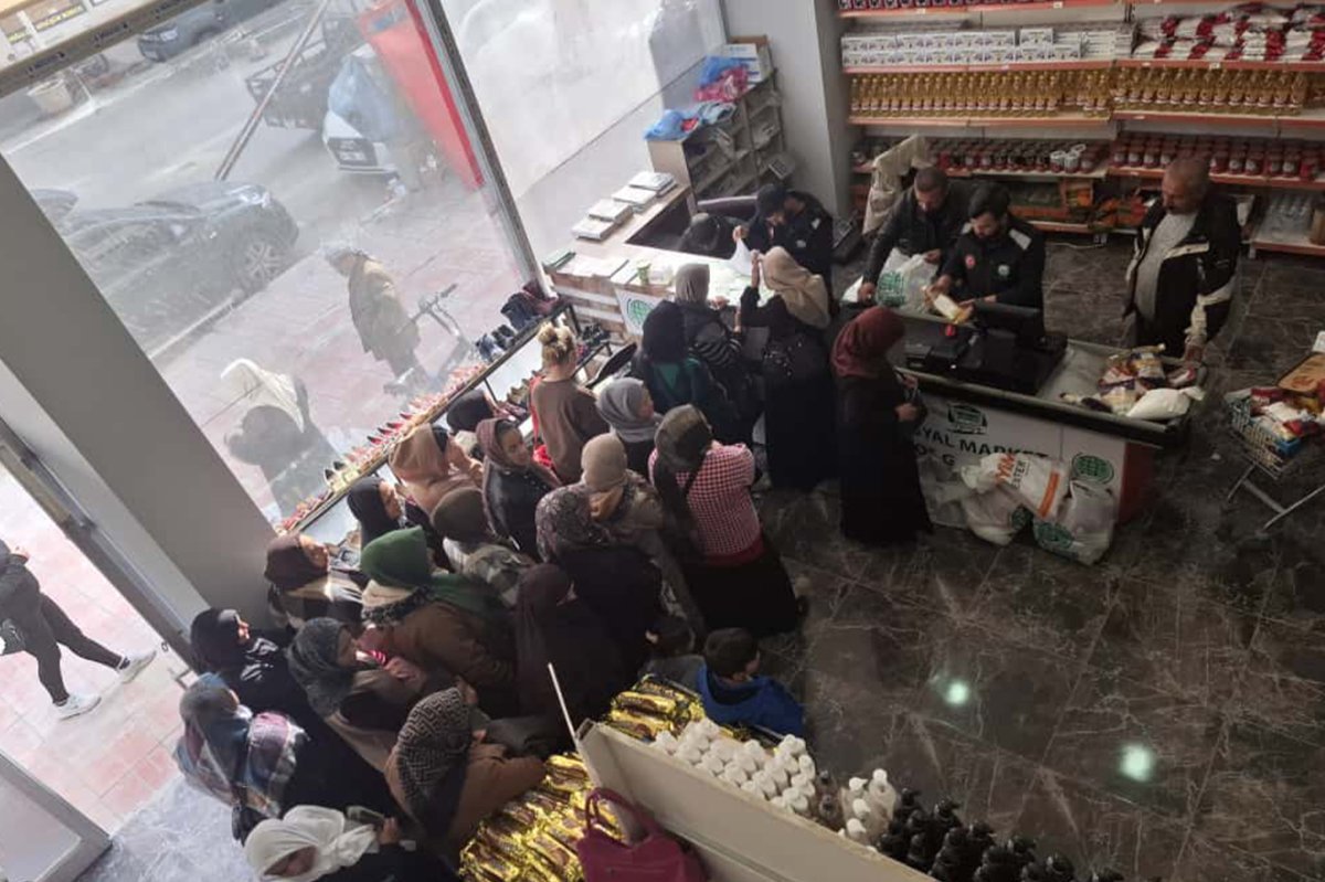 Umut Kervanı Van’da 570 aileye gıda ve giyim yardımında bulundu