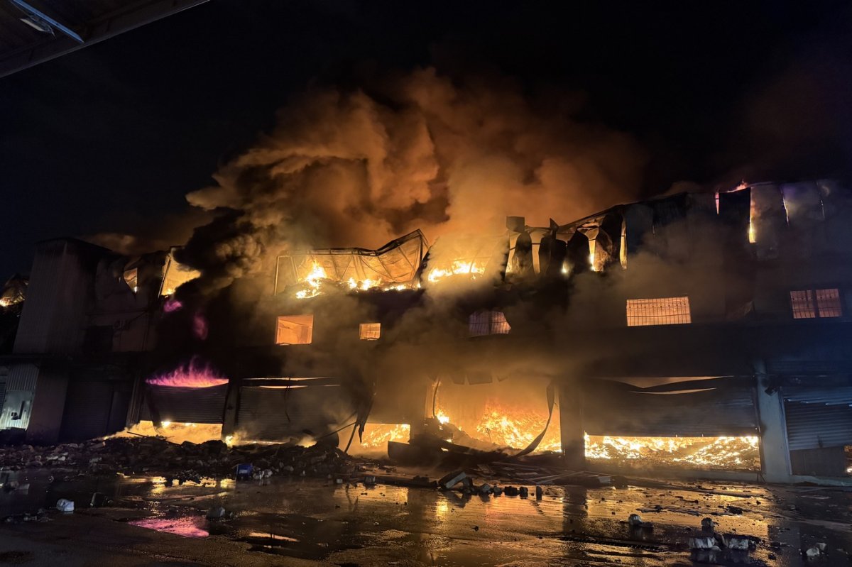 Adana'da iş yerinde çıkan yangına müdahale ediliyor