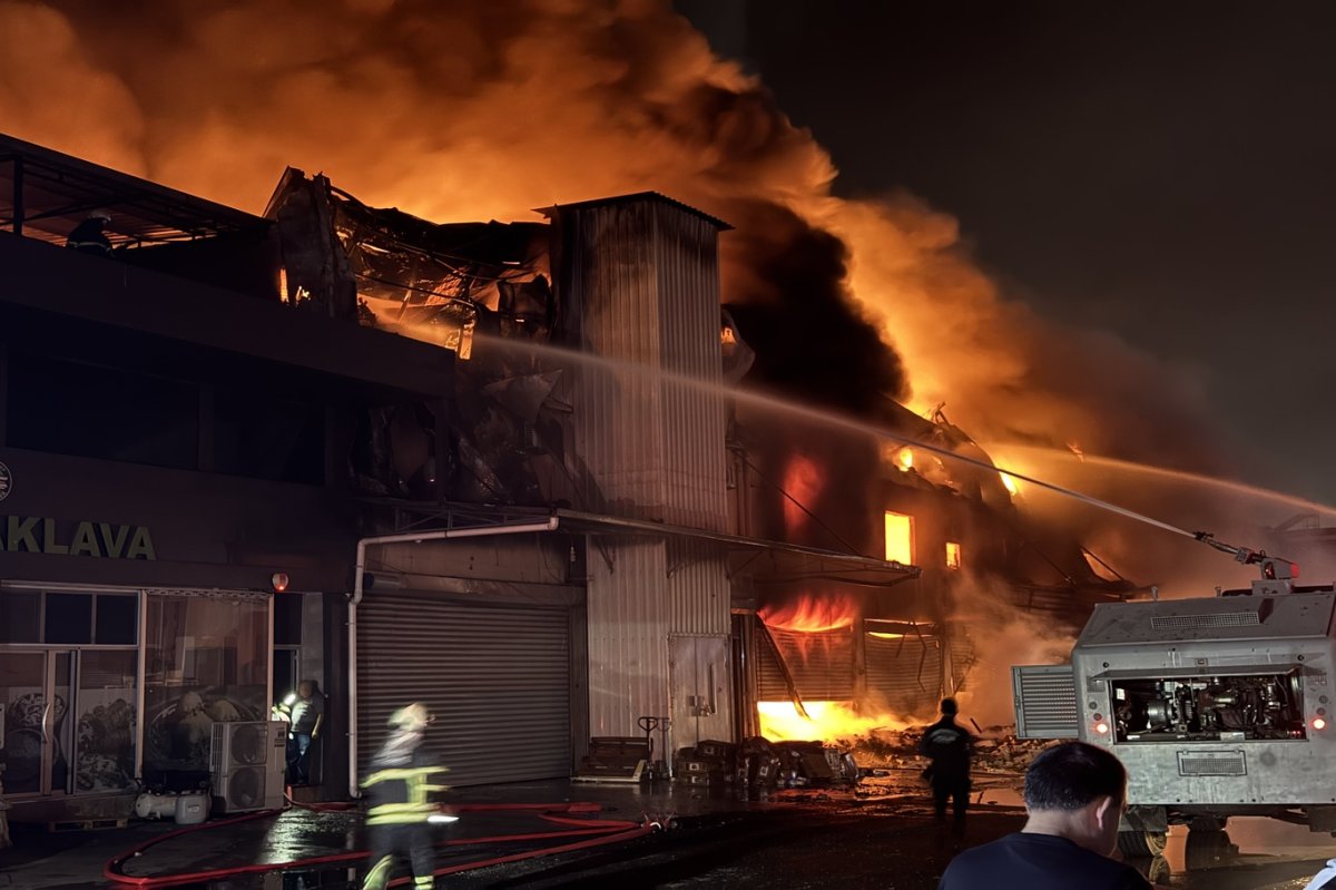 Adana'da iş yerinde çıkan yangına müdahale ediliyor