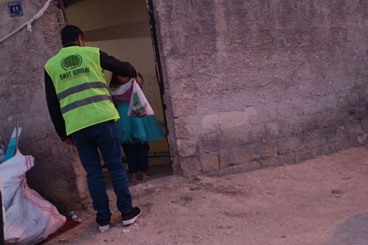 Umut Kervanı Akçakale'de her ay düzenli gıda yardımında bulunuyor