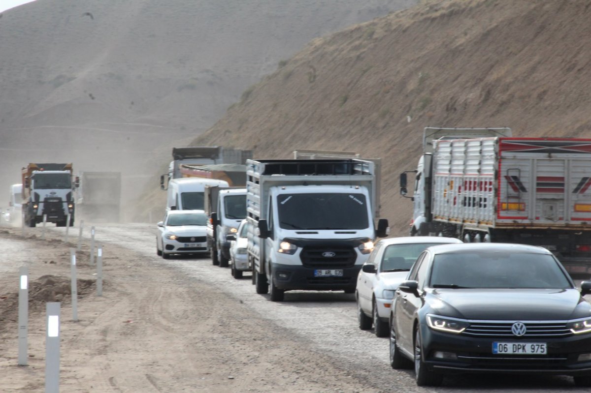 Batman-Diyarbakır arası ulaşımda sorun yaşayan sürücüler: Yol çilesi artık sona ersin
