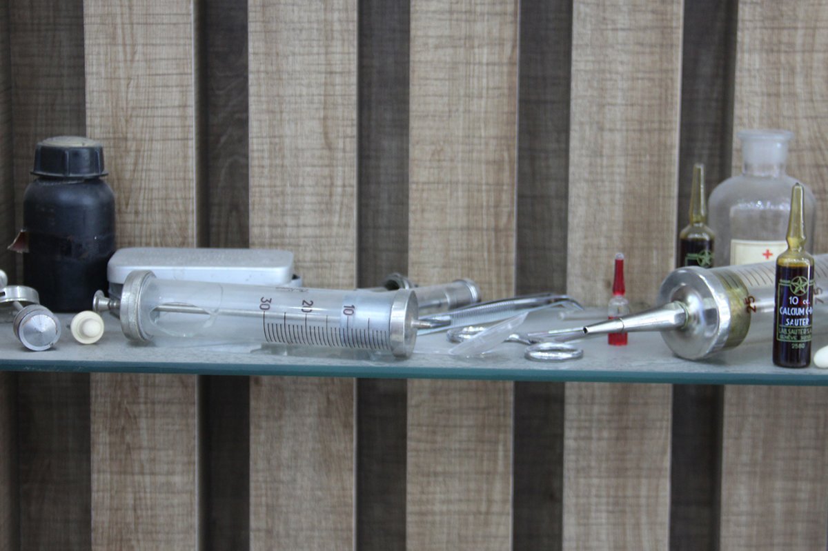 Eczanesinde 150 yıllık ilaçlarla mesleğin geçmişini yaşatıyor