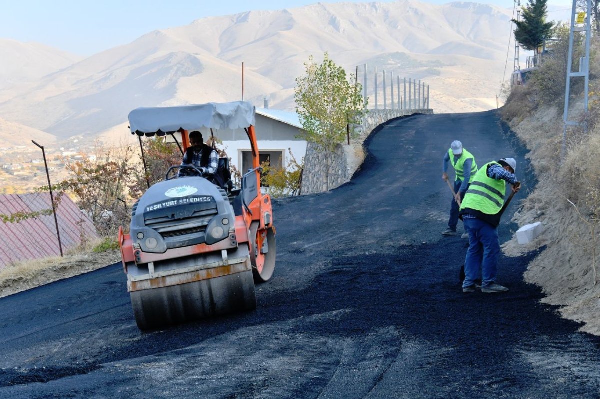 Yeşilyurt Belediyesi, Banaz’ının yollarını yeniliyor