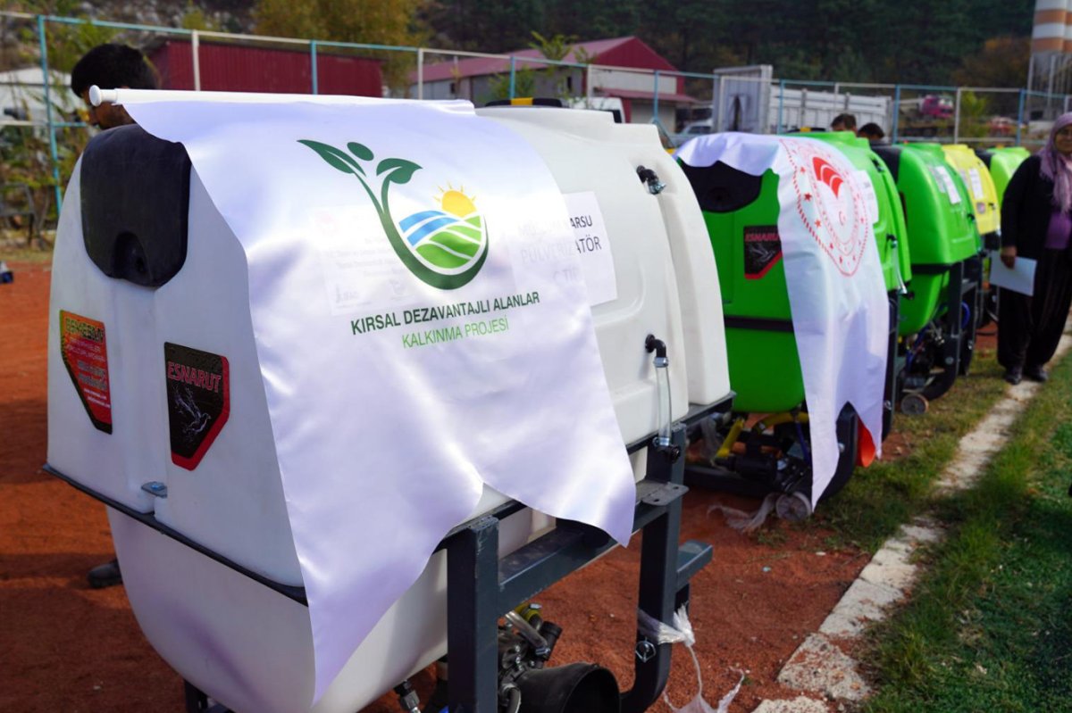 Aladağ’da üreticilere yüzde 70 hibeli ilaçlama makinesi desteği