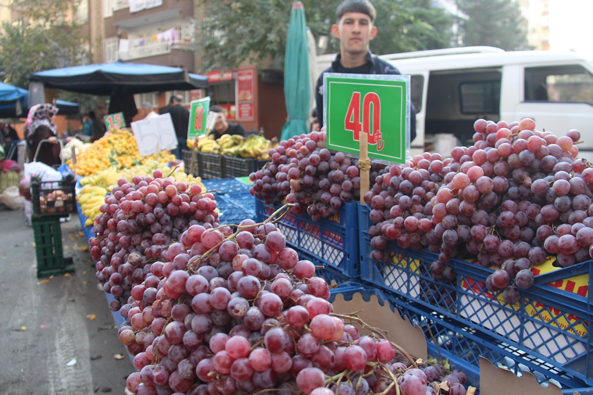 Pazarcı esnafı: Meyve fiyatları esnafı da vatandaşı da zorluyor