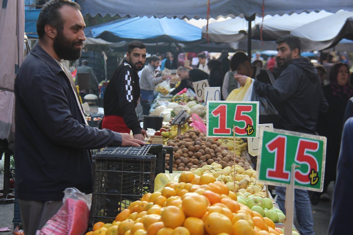 Pazarcı esnafı: Meyve fiyatları esnafı da vatandaşı da zorluyor