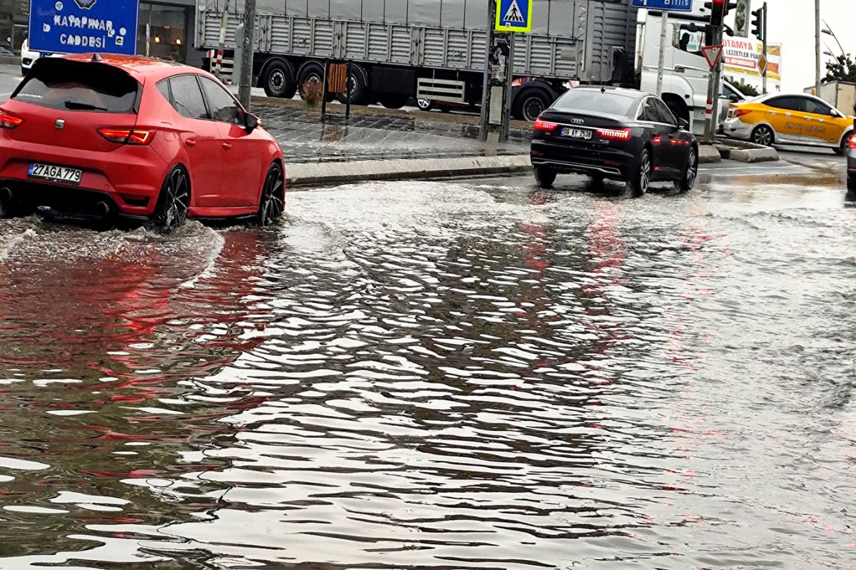 Diyarbakır’da sağanak alt yapı sorunlarını yeniden gün yüzüne çıkardı