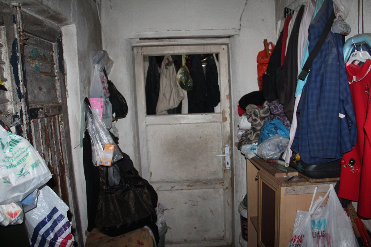 Harabe evde yaşam mücadelesi veren aile yardım bekliyor