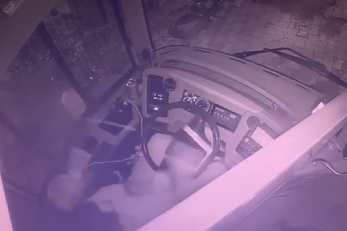 Trafikte yolcu otobüsü sürücüsüne silahla ateş açma anı kameralara yansıdı