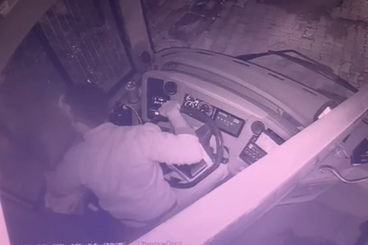 Trafikte yolcu otobüsü sürücüsüne silahla ateş açma anı kameralara yansıdı