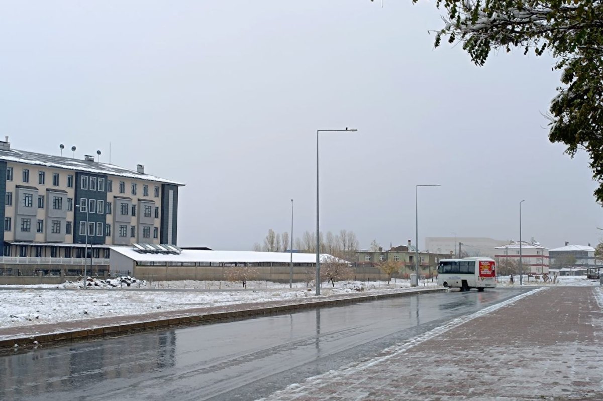 Bitlis mevsimin ilk karıyla beyaza büründü