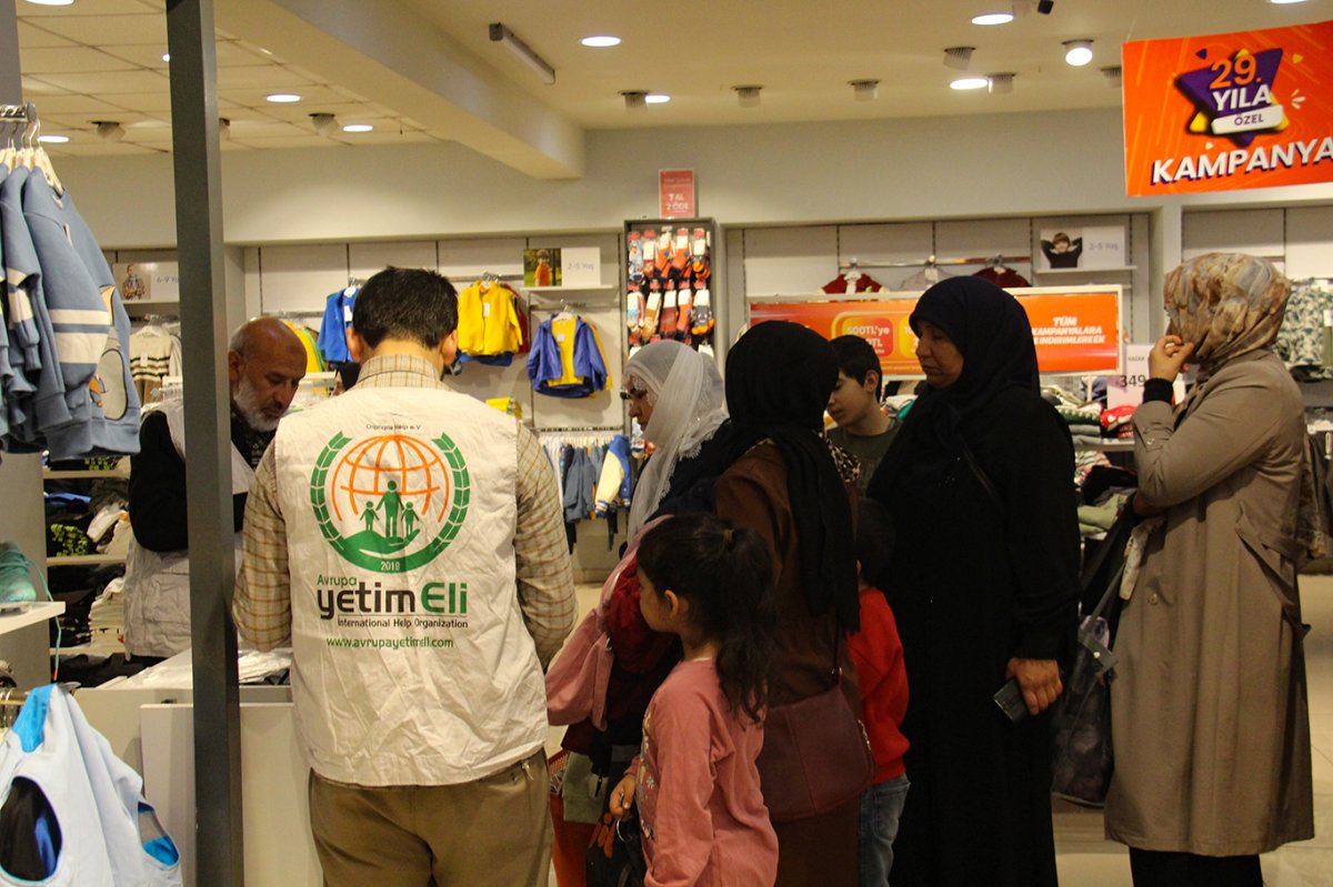 Diyarbakır'da yüzlerce yetim ve ihtiyaç sahibi çocuğa kışlık kıyafet desteği