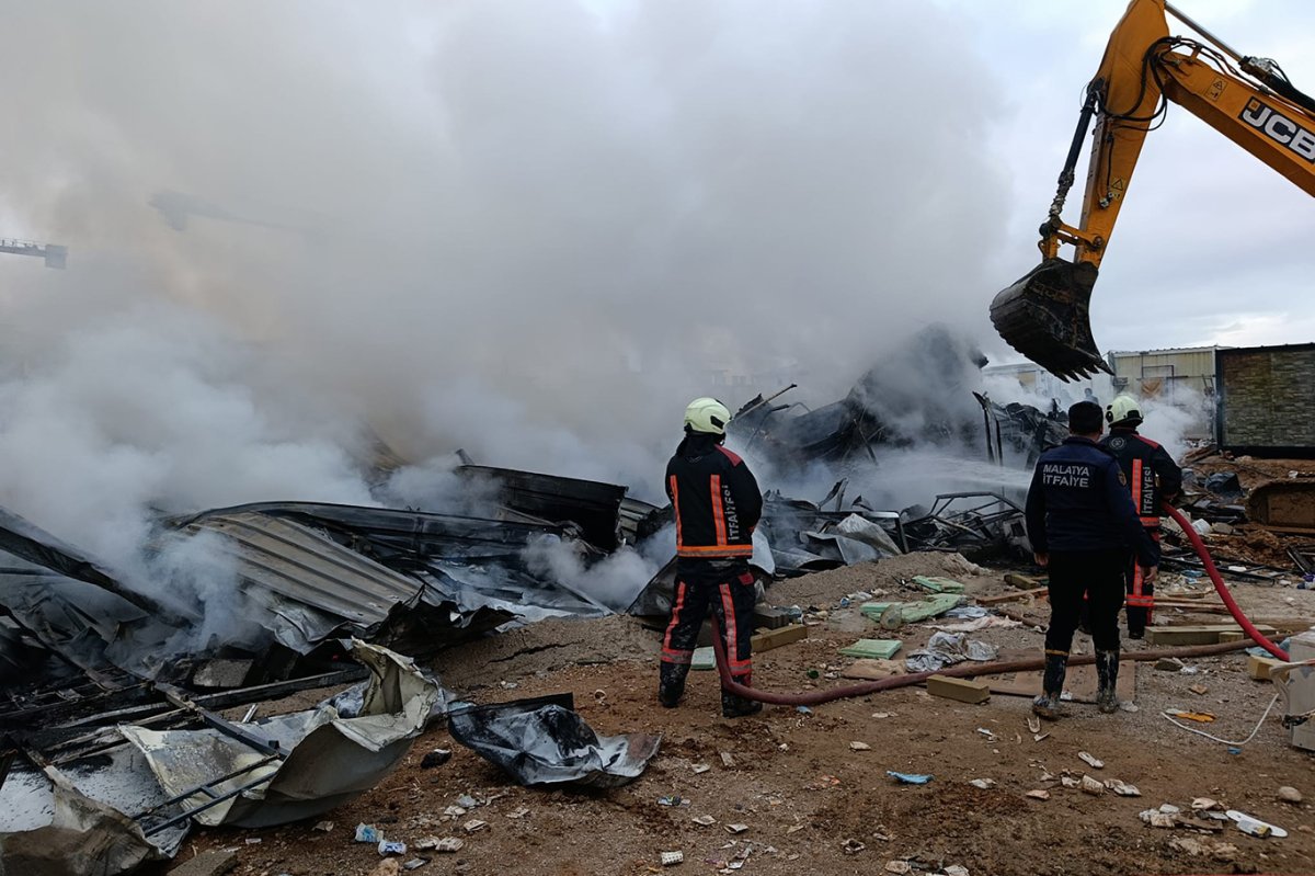 Malatya'da TOKİ şantiye alanında konteyner yangını