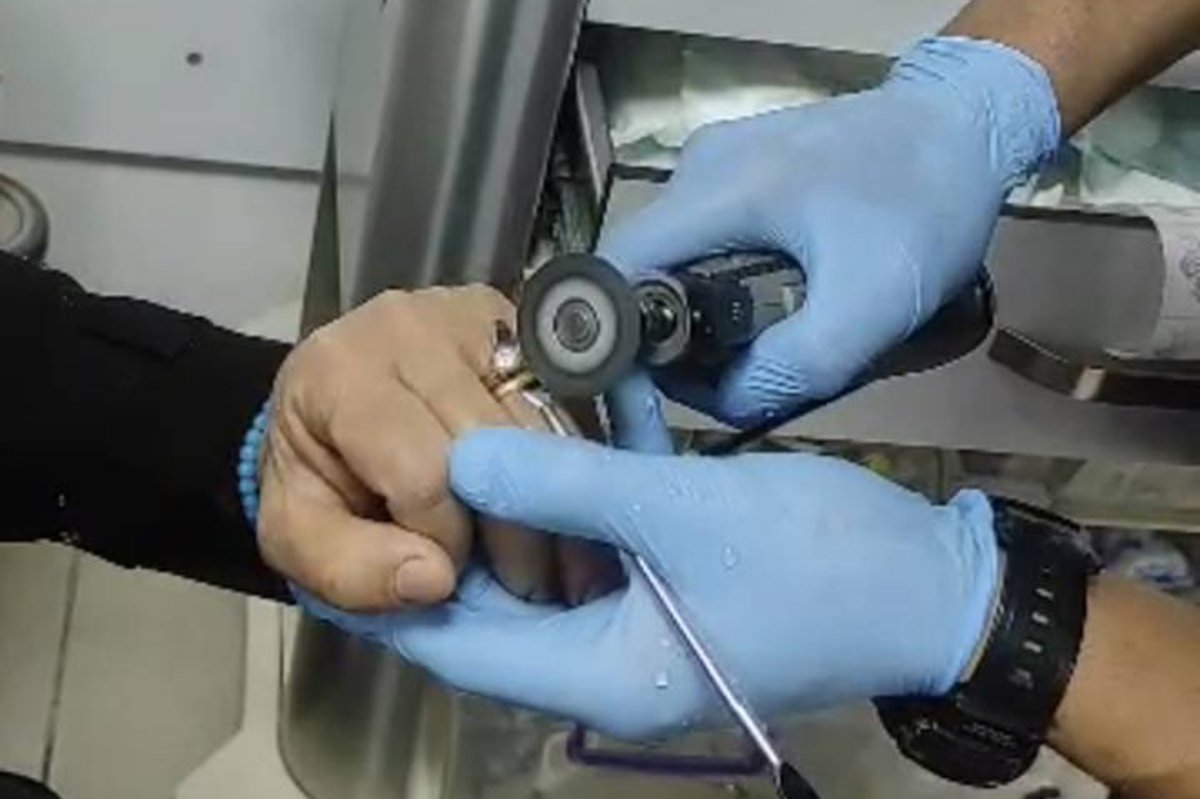 Parmağa sıkışan yüzük itfaiye ekiplerince çıkarıldı