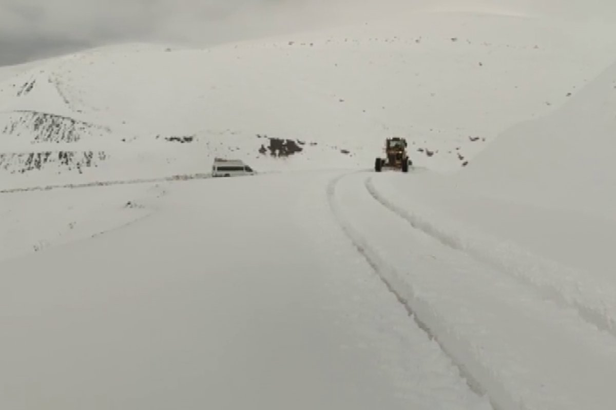 Siirt’te kar yağışı etkili oldu: Mahsur kalan araçlar kurtarıldı